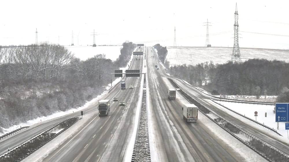 Schnee und Eisglätte haben zum Wochenstart nicht nur Lastwagenfahrern einiges abverlangt. / Foto: Martin Schutt/dpa