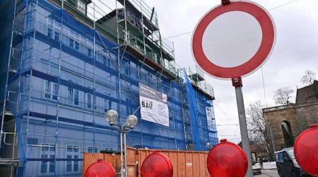 Das Betreten der einsturzgefährdeten Häuser ist verboten. (Archivbild) / Foto: Martin Schutt/dpa