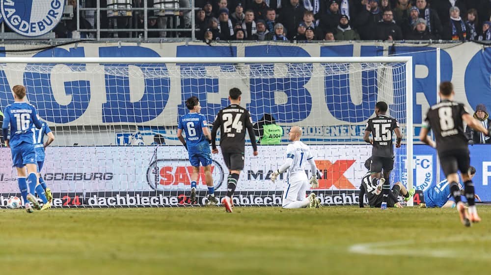 Dominik Reimann (in weiß) kann dem Ball zur Gästeführung nur hinterherschauen / Foto: Andreas Gora/dpa