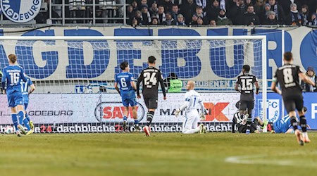 Dominik Reimann (in weiß) kann dem Ball zur Gästeführung nur hinterherschauen / Foto: Andreas Gora/dpa