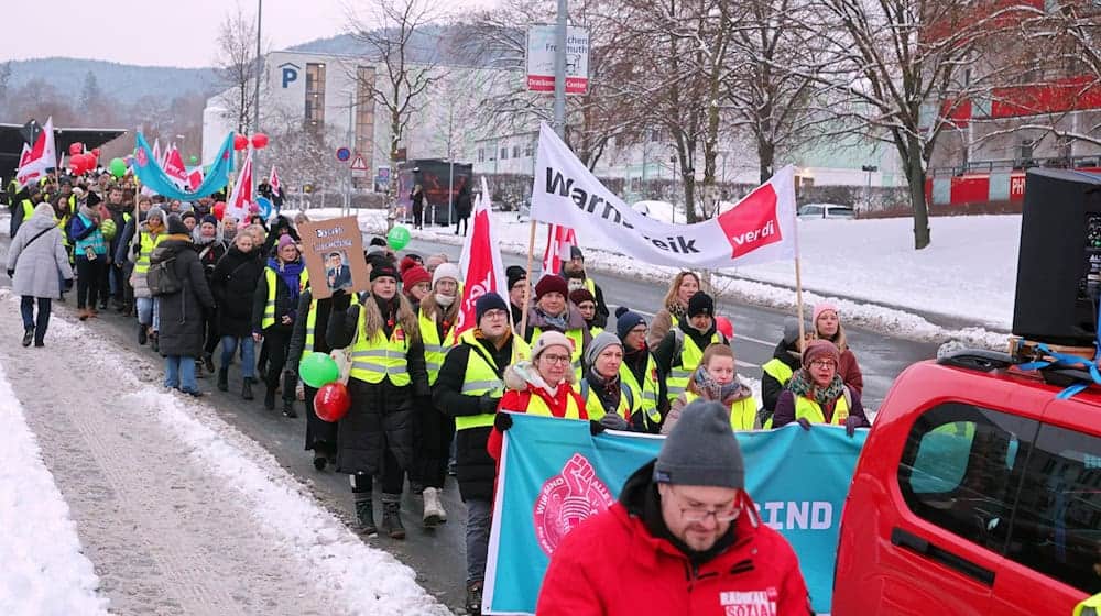 Warnstreik bei Eis und Schnee am 27. Januar am Uniklinikum Jena. Am Montag folgt der nächste Warnstreik. (Archivbild) / Foto: Bodo Schackow/dpa