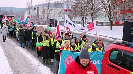 Warnstreik bei Eis und Schnee am 27. Januar am Uniklinikum Jena. Am Montag folgt der nächste Warnstreik. (Archivbild) / Foto: Bodo Schackow/dpa