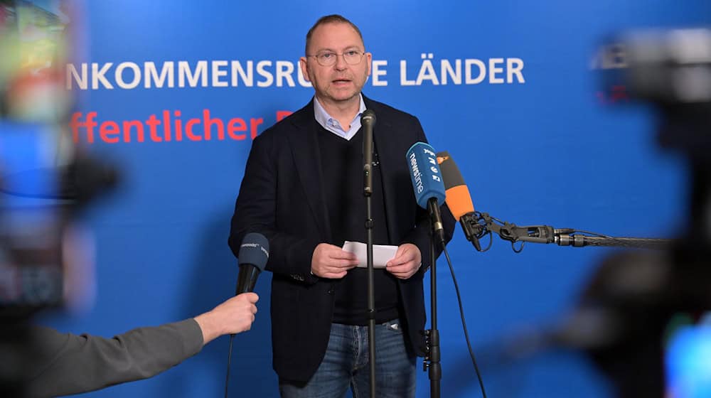 Werneke verkündet die Einigung.  / Foto: Michael Bahlo/dpa