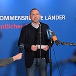 Werneke verkündet die Einigung.  / Foto: Michael Bahlo/dpa