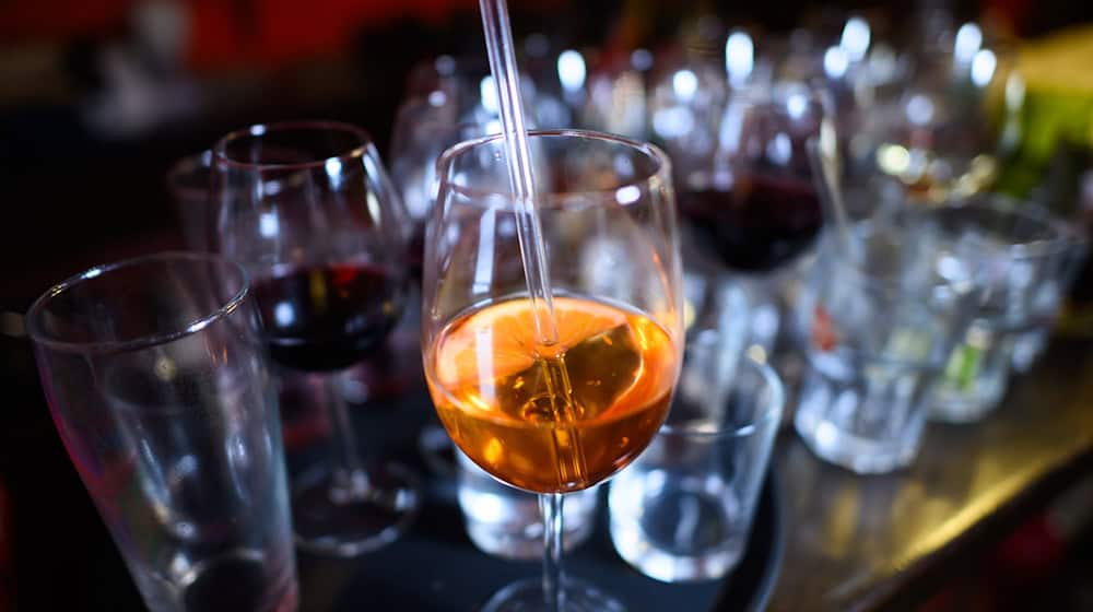 Thüringer Landespolitiker fordern, Straftaten zu K.-o.-Tropfen statistisch zu erfassen. Oft werden die Mittel heimlich in Getränke gemischt. (Symbolbild) / Foto: Robert Michael/dpa