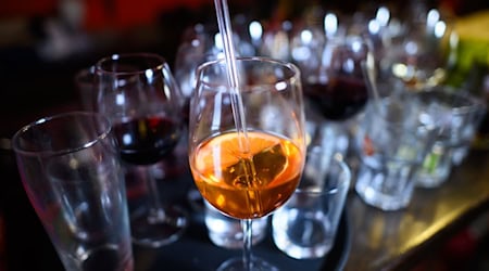 Thüringer Landespolitiker fordern, Straftaten zu K.-o.-Tropfen statistisch zu erfassen. Oft werden die Mittel heimlich in Getränke gemischt. (Symbolbild) / Foto: Robert Michael/dpa