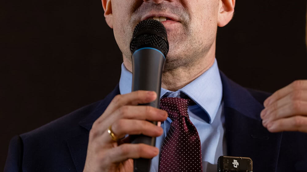 Die AfD-Spitze ruft dazu auf, keine Parteiveranstaltungen mit der Leitfigur der Identitären Bewegung, Martin Sellner, mehr durchzuführen. (Archivbild)  / Foto: Frank Hammerschmidt/dpa