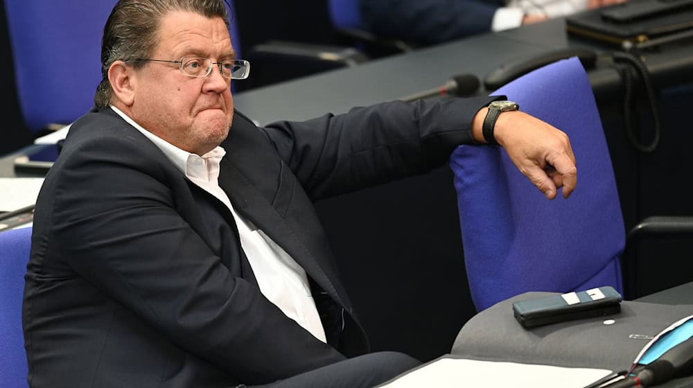 Der AfD-Politiker Stephan Brandner legte Widerspruch gegen einen Strafbefehl ein. Damit kommt es zu einer Hauptverhandlung. (Archivbild) / Foto: Niklas Graeber/dpa