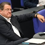 Der AfD-Politiker Stephan Brandner legte Widerspruch gegen einen Strafbefehl ein. Damit kommt es zu einer Hauptverhandlung. (Archivbild) / Foto: Niklas Graeber/dpa