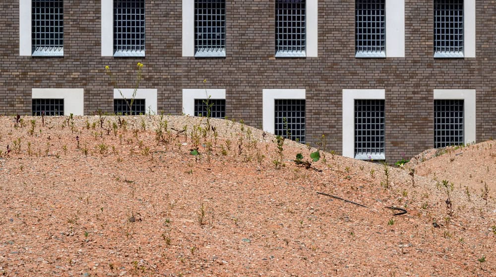 Die AfD im Sächsischen Landtag fordert Aufklärung zur Verzögerung und Kostenexplosion bei der JVA in Zwickau. (Archivbild) / Foto: Hendrik Schmidt/dpa