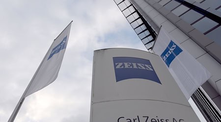 Die Frontscheibe soll Autofahrern alle nötige Informationen geben - daran arbeitet Zeiss mit Partnern. / Foto: Stefan Puchner/dpa