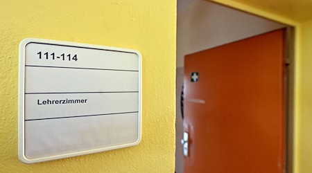 Rund 700 Lehramtswärter erhalten Post vom Land mit einem Jobangebot an Thüringer Schulen. (Symbolbild) / Foto: Martin Schutt/dpa