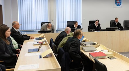 Zum Ende der Beweisaufnahme forderte die Staatsanwaltschaft mehrere Jahre Haft für aus ihrer Sicht beiden Rädelsführer einer kriminellen Vereinigung. (Archivbild) / Foto: Michael Reichel/dpa