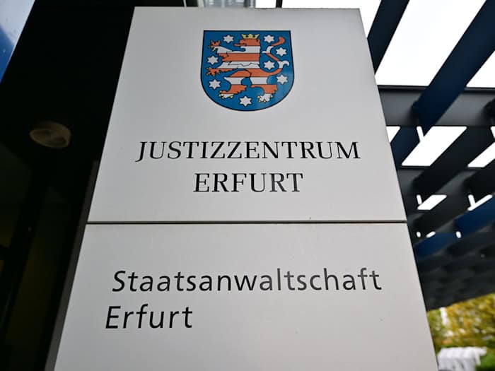 Weil sie eine Flüchtlingsunterkunft attackiert haben sollen, hat die Staatsanwaltschaft Erfurt drei Männer unter anderem wegen versuchten Mordes angeklagt, sowie drei weitere wegen Beihilfe zum versuchten Mord. (Archivbild) / Foto: Martin Schutt/dpa