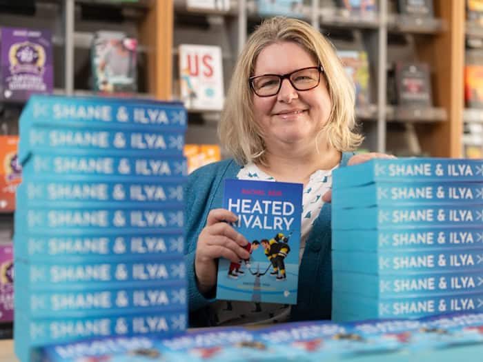 Verlagschefin Jeanette Bauroth freut sich über den Erfolg der queeren Eishockey-Liebesgeschichte, der für ihren Verlag aber auch einiges an Logistik erfordert. / Foto: Michael Reichel/dpa