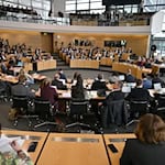 Es gibt Landtagsabgeordnete in Thüringen, von denen Familienmitglieder bei anderen Abgeordneten ihrer Partei arbeiten. (Symbolbild)  / Foto: Martin Schutt/dpa