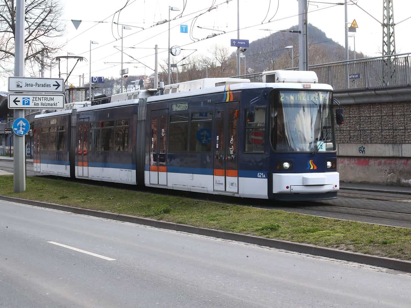 In Jena kam es wegen des Warnstreiks im öffentlichen Personennahverkehr zu Ausfällen. (Archivbild) / Foto: Bodo Schackow/dpa-Zentralbild/dpa