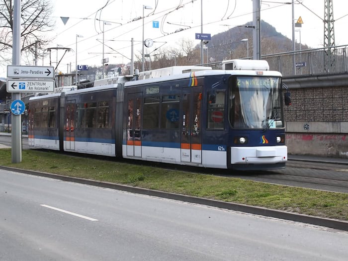 In Jena kam es wegen des Warnstreiks im öffentlichen Personennahverkehr zu Ausfällen. (Archivbild) / Foto: Bodo Schackow/dpa-Zentralbild/dpa