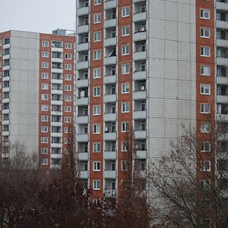Auch Interviews mit Bewohnern von Plattenbauten im Dresdner Stadtteil Prohlis sind Teil der Ausstellung «Platte Ost/West». (Archivbild) / Foto: Jan Woitas/dpa
