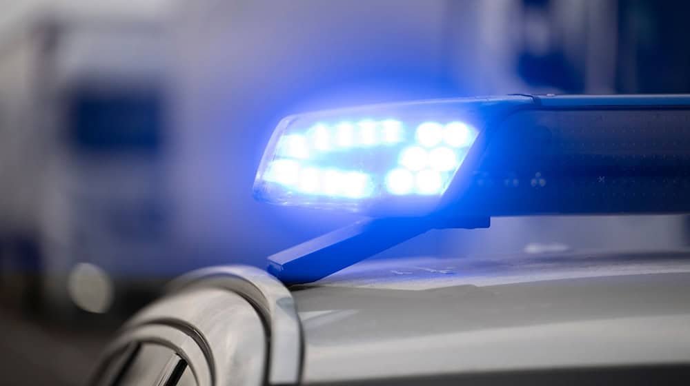 Im Landkreis Greiz ist ein Autofahrer nach einem Zusammenstoß mit einem Lkw gestorben. (Symbolbild) / Foto: Marijan Murat/dpa