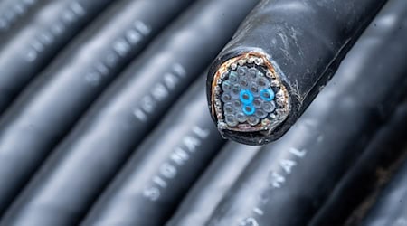 Höchstwahrscheinlich wegen Kabelschäden an einem Bahnübergang kommt es auf der Bahnstrecke zwischen Erfurt und Sangerhausen zu Beeinträchtigungen. (Symbolbild)  / Foto: Stefan Puchner/dpa