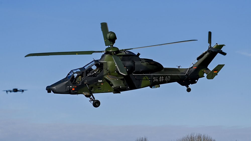 Bei den Übungen werden Kampfhubschrauber nachts im Tiefflug unterwegs sein. (Archivbild) / Foto: Klaus-Dietmar Gabbert/dpa
