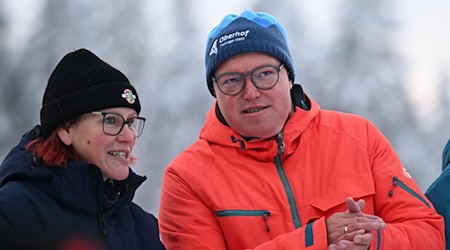 Will bei Olympia die Daumen drücken und für Thüringen werben: Ministerpräsident Mario Voigt (CDU) - hier mit der früheren Biathletin Kati Wilhelm beim Biathlon-Weltcup Anfang Januar in Oberhof (Archivfoto). / Foto: Hendrik Schmidt/dpa