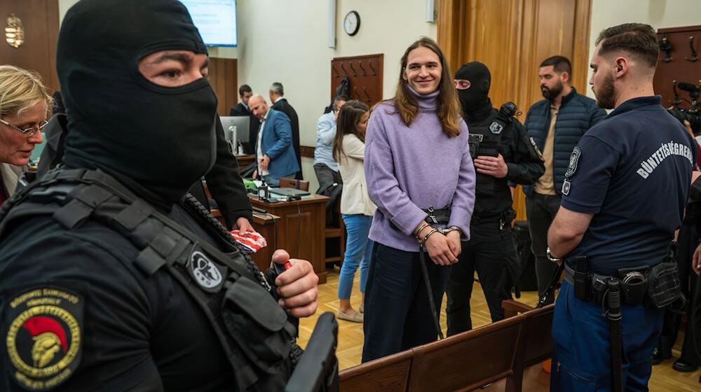 Auf die deutsche Person Maja T. aus der linken Szene wartet am Mittwoch das Urteil wegen mutmaßlicher Beteiligung an Gewaltakten gegen Rechte im Februar 2023 in Budapest. (Archivbild) / Foto: Daniel Alfoldi/ZUMA Press Wire/dpa