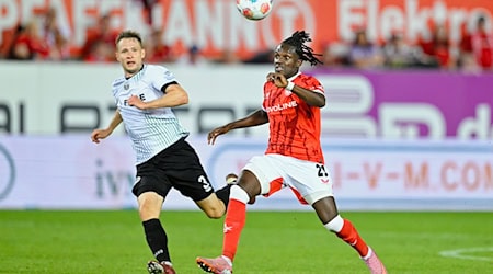 Richmond Tachie (r.)  stürmt jetzt für den 1. FC Magdeburg. / Foto: Uwe Anspach/dpa