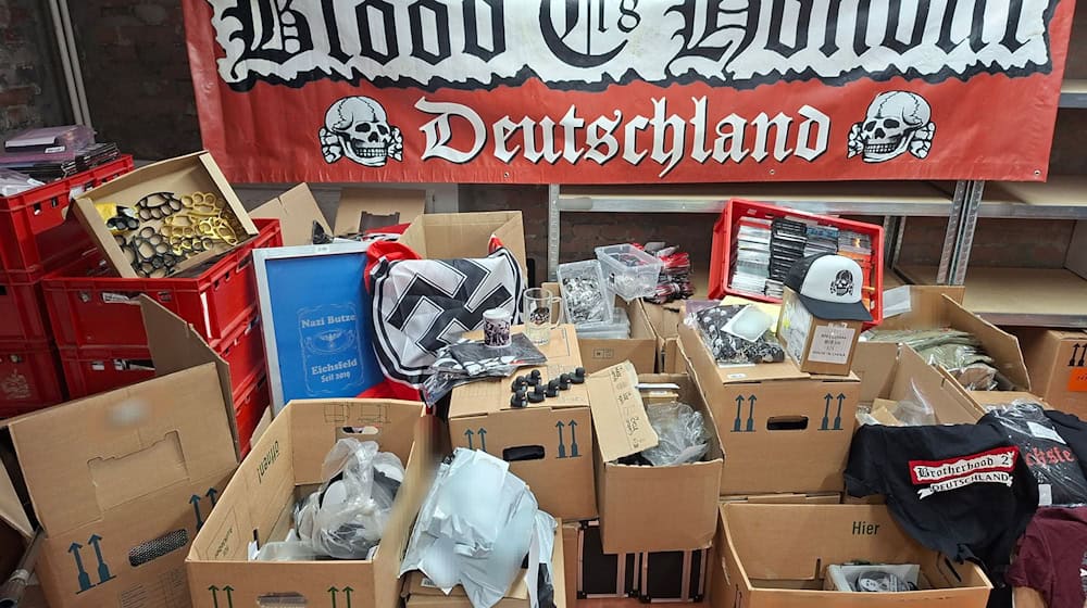 Von Schlagringen bis zu Fahnen reicht das sichergestellte Material. / Foto: --/Polizei Göttingen/dpa