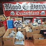 Von Schlagringen bis zu Fahnen reicht das sichergestellte Material. / Foto: --/Polizei Göttingen/dpa