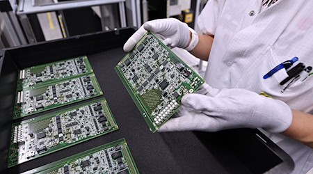 Vor allem der Absatz von Unternehmen, die elektrische Ausrüstungen produzieren, stieg kräftig. (Symbolbild)  / Foto: Martin Schutt/dpa