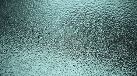 Auch für den Osten Thüringens warnt der Deutsche Wetterdienst aktuell vor gefährlicher Glätte durch gefrierenden Regen.  / Foto: Britta Pedersen/dpa