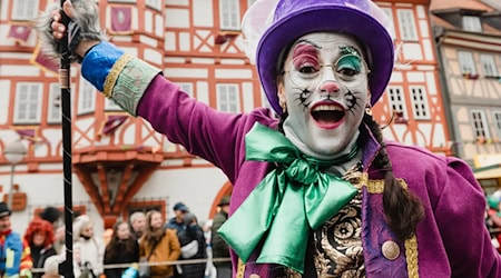 Bunter Straßenkarneval in Thüringen: Tausende feiern Umzüge in Erfurt und Wasungen
