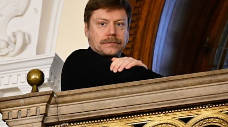 Der deutsche EU-Politiker Martin Schirdewan verfolgte das Verfahren gegen Maja T. in Ungarn vor Ort mit. / Foto: Denes Erdos/AP/dpa