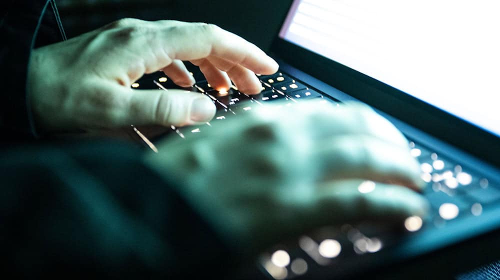 Die Täter verschafften sich Zugang zum Computer des Opfers. (Symbolbild) / Foto: Philip Dulian/dpa