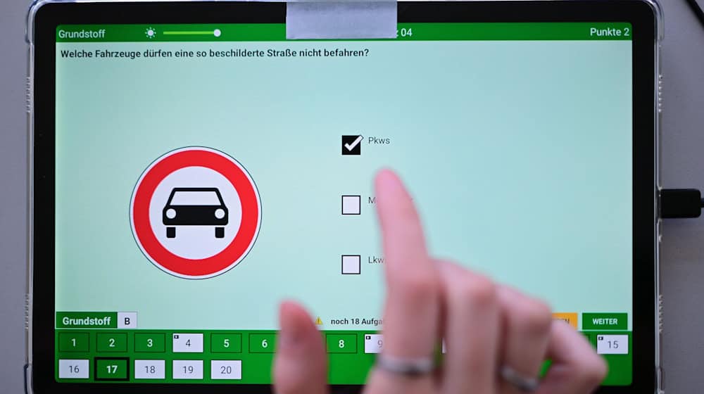 In Gotha hat eine Frau versucht, bei ihrer Führerscheinprüfung zu betrügen. (Symbolbild) / Foto: Sebastian Gollnow/dpa