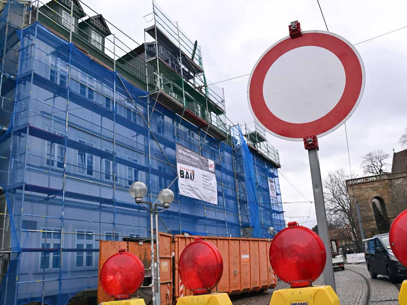 Nach dem Brand am Erfurter Domplatz in der Silvesternacht soll in der kommenden Woche die betroffene Straße wieder für den Verkehr freigegeben werden. (Archivbild) / Foto: Martin Schutt/dpa