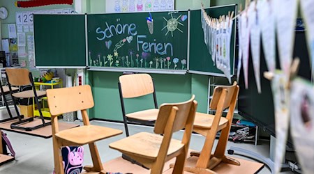 In Thüringen gibt es am Freitag Halbjahreszeugnisse und dann beginnen die Winterferien. (Symbolbild) / Foto: Jens Kalaene/dpa