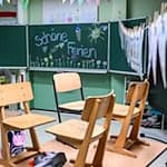 In Thüringen gibt es am Freitag Halbjahreszeugnisse und dann beginnen die Winterferien. (Symbolbild) / Foto: Jens Kalaene/dpa