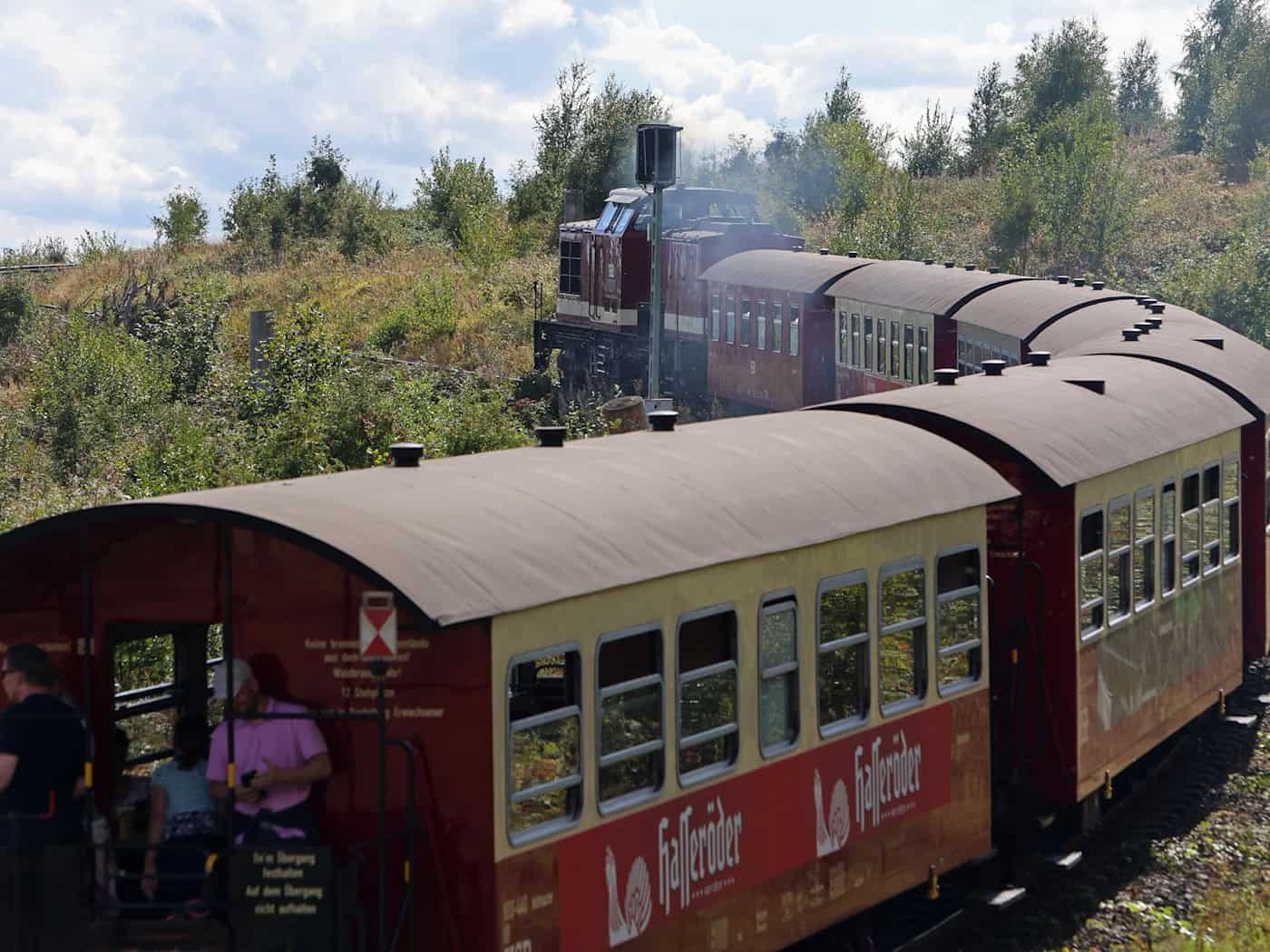 Ein Zug der Harzer Schmalspurbahnen GmbH fährt vom Bahnhof Drei Annen Hohne ab. (Archivbild) / Foto: Matthias Bein/dpa
