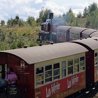 Ein Zug der Harzer Schmalspurbahnen GmbH fährt vom Bahnhof Drei Annen Hohne ab. (Archivbild) / Foto: Matthias Bein/dpa