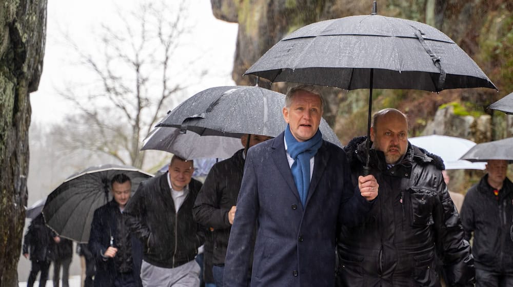 AfD-Politiker Björn Höcke besuchte die Externsteine. / Foto: Max Lametz/dpa