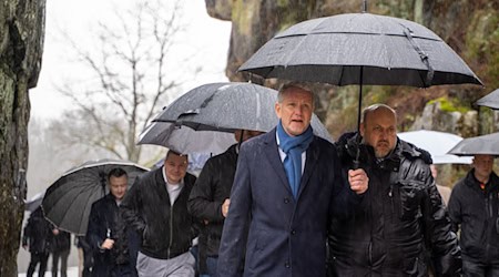 Höcke besucht Externsteine - Mehrere hundert Demonstranten