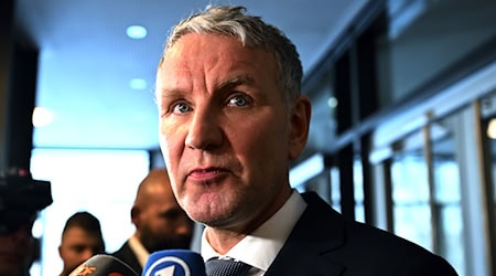 Thüringens AfD-Landespartei- und Fraktionschef Björn Höcke wiederholte im Landtag eine verbotene SA-Parole. (Archivbild) / Foto: Martin Schutt/dpa