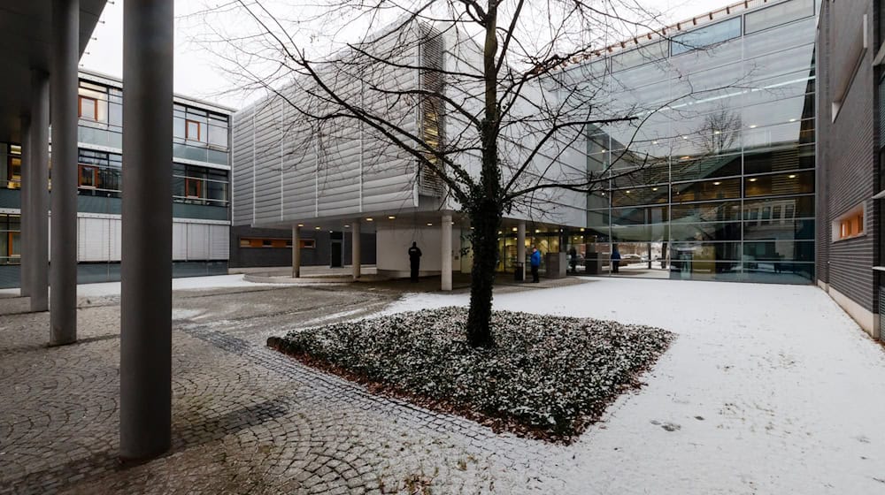 Die Staatsanwaltschaft wirft einer 22-Jährigen vor, aus Habgier und heimtückisch einen Landsmann in Sonneberg getötet zu haben. (Archivbild) / Foto: Michael Reichel/dpa