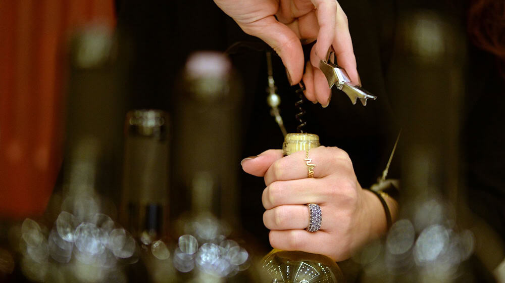 Wenn etwa die gute Flasche Wein im Regal zu Hause nicht zum Alltagsessen passt, gibt es manchmal die Chance, die Flasche mit ins Restaurant zu bringen und dort zum passenderen Menü zu trinken; dafür erhält das Lokal dann ein Korkengeld. (Symbolbild) / Foto: picture alliance / Jens Kalaene/dpa-Zentralbild/dpa