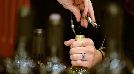 Wenn etwa die gute Flasche Wein im Regal zu Hause nicht zum Alltagsessen passt, gibt es manchmal die Chance, die Flasche mit ins Restaurant zu bringen und dort zum passenderen Menü zu trinken; dafür erhält das Lokal dann ein Korkengeld. (Symbolbild) / Foto: picture alliance / Jens Kalaene/dpa-Zentralbild/dpa