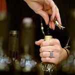 Wenn etwa die gute Flasche Wein im Regal zu Hause nicht zum Alltagsessen passt, gibt es manchmal die Chance, die Flasche mit ins Restaurant zu bringen und dort zum passenderen Menü zu trinken; dafür erhält das Lokal dann ein Korkengeld. (Symbolbild) / Foto: picture alliance / Jens Kalaene/dpa-Zentralbild/dpa