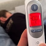 Hohes Fieber, Kopf- und Gliederschmerzen, Husten - die Virusgrippe macht derzeit vielen Menschen zu schaffen. (Symbolfoto) / Foto: Julian Stratenschulte/dpa